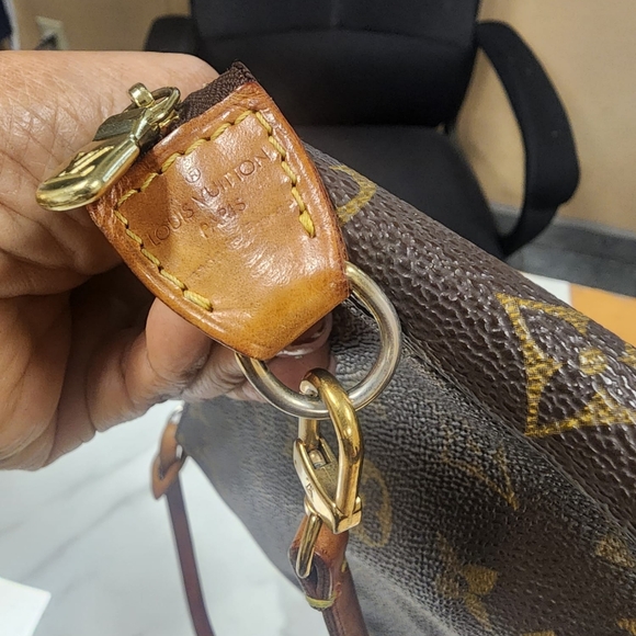 LV POUCHETTE - Picture 1 of 3